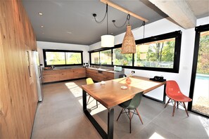 Fridge, microwave, oven, stovetop - VILLA 6 persons, 5*, with swimming pool, spa and river (L'Isle-sur-la-Sorgue)