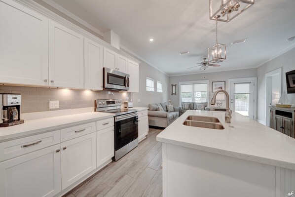 冰箱、微波炉、烤箱、炉灶