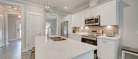 Kylskåp, mikrovågsugn, ugn och spishäll