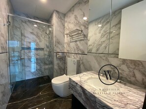 Shower, hydromassage showerhead, free toiletries, hair dryer - Victory suites  (Kuala Lumpur)