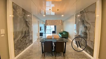 Premier Apartment | Ruang tamu | 50 inci sebuah televisyen pintar dengan satelit