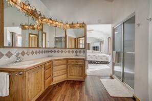 Ensemble douche/baignoire, sèche-cheveux, serviettes fournies