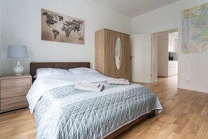 1 Schlafzimmer, Schreibtisch, schallisolierte Zimmer
