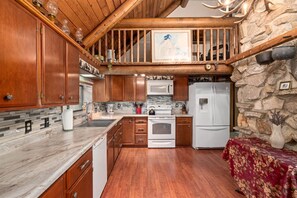 冷蔵庫、電子レンジ、オーブン、コンロ