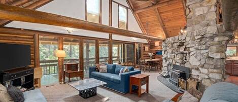 テレビ、暖炉、テーブルサッカー台