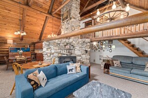 テレビ、暖炉、テーブルサッカー台