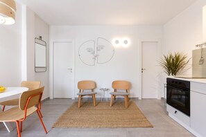 City Apartment | Ruang tamu | 42 inci televisyen skrin rata dengan digital, TV, Netflix