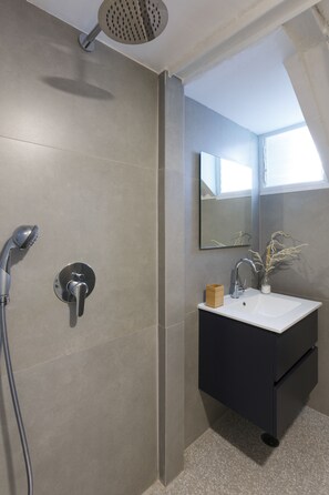 City appartement | Badkamer | Designer toiletartikelen, een haardroger, handdoeken