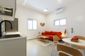 City Apartment | Living area | 42-inch flat-screen TV with digital channels, TV, Netflix - AirTLV - Kamuel Apartments (Tel Aviv)