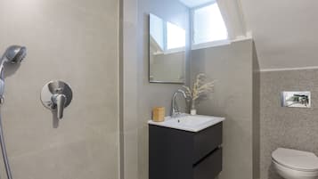 Departamento urbano | Baño | Amenidades de baño de diseñador, secadora de cabello, toallas