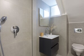 Departamento urbano | Baño | Amenidades de baño de diseñador, secadora de cabello, toallas 