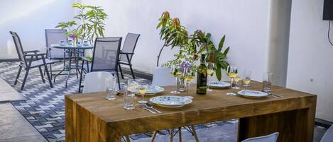 تناول الطعام بالخارج