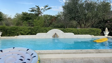 Een buitenzwembad en een verwarmd zwembad