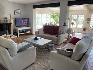 Fernseher, Kamin, Stereoanlage