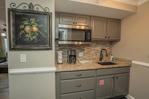 Coffee/tea maker, fridge, microwave, stovetop