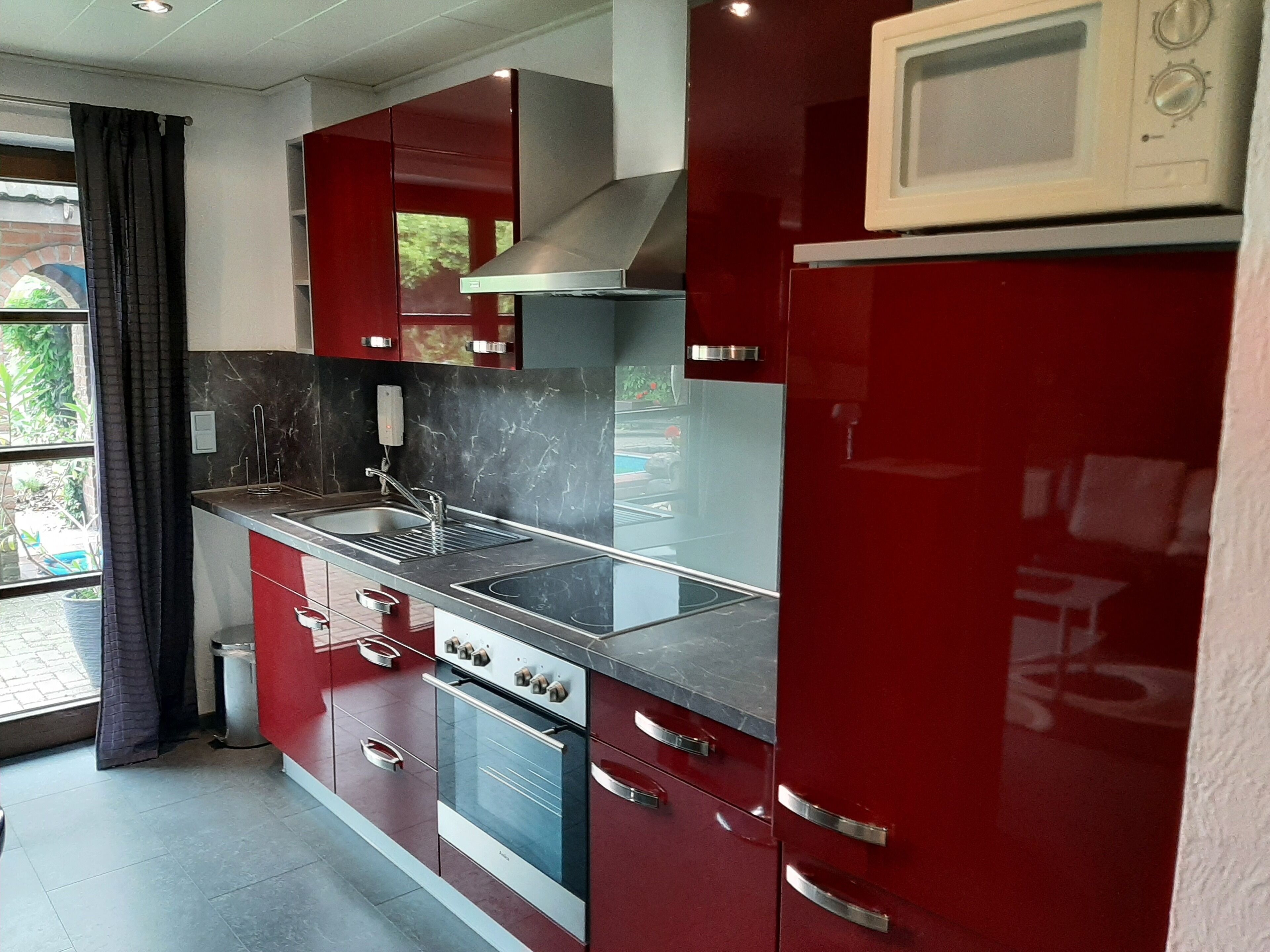 Een koelkast, een magnetron, een oven, een kookplaat