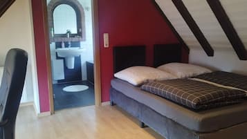 1 slaapkamer, een strijkplank/strijkijzer, gratis wifi, beddengoed