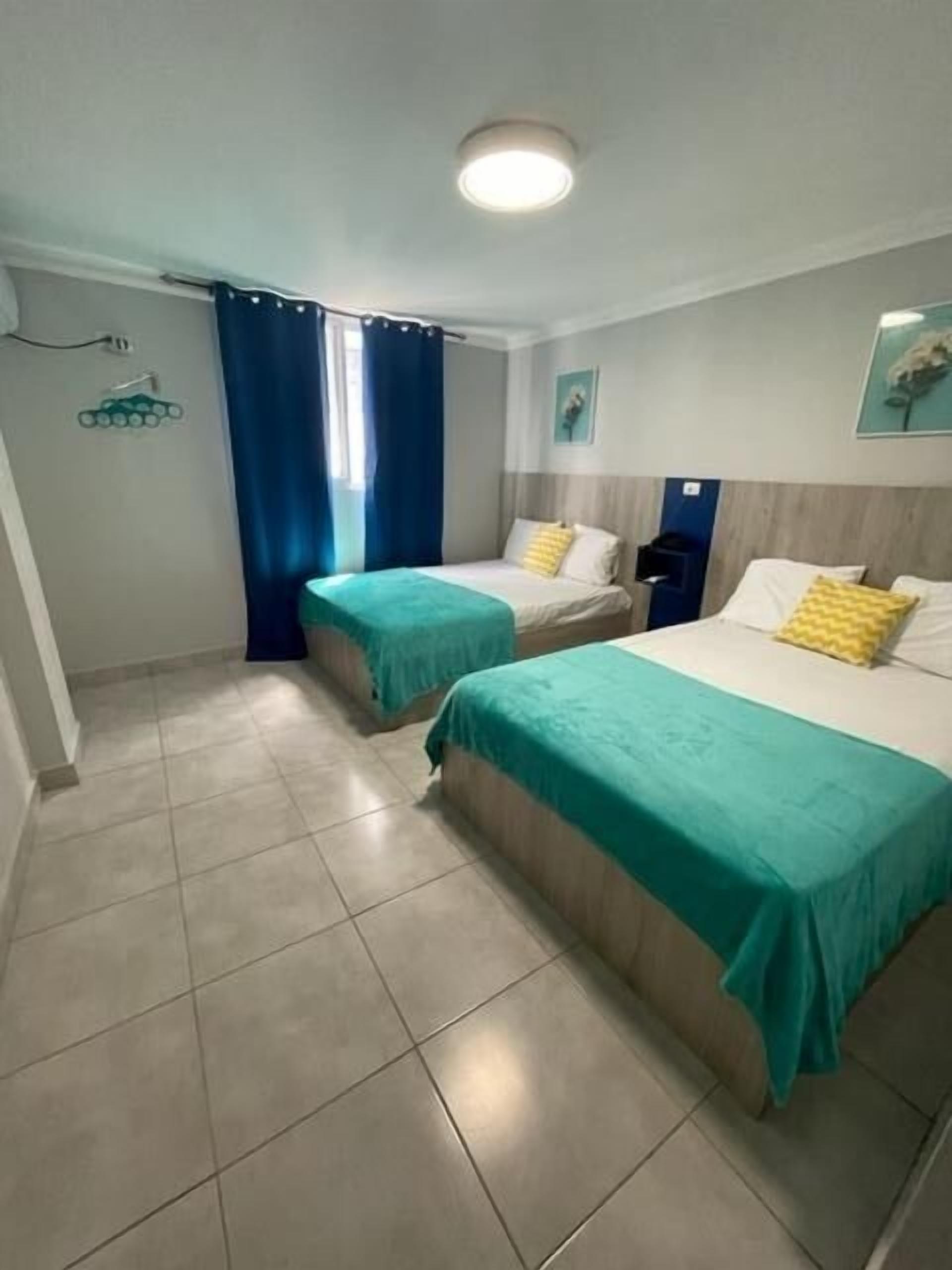 واي فاي مجانًا وملاءات أسرّة