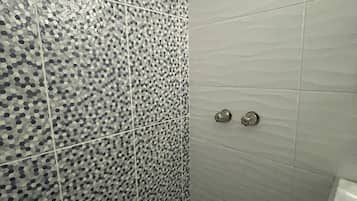 Quadrupla Basic, 2 letti matrimoniali | Bagno