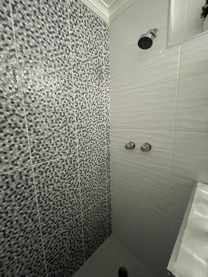 Basic Quadruple Room, 2 Double Beds | Bathroom - Hotel Riazor (Panama City)