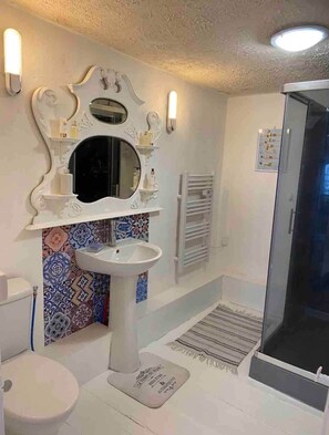 Dusche, Haartrockner, Seife, Toilettenpapier