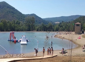A lake with a small dock, a beach area, and a hill in the background. - Traditional 3 bedroom home in Quillan (Quillan)