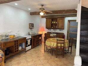 Kjøleskap, mikrobølgeovn, ovn og kokeplater