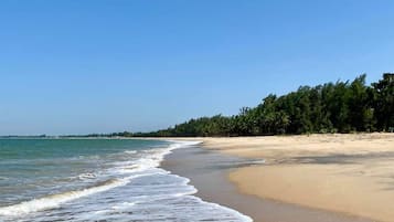 Ranta lähistöllä, aurinkotuoleja