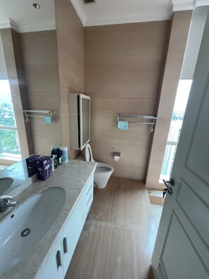 Combined shower/bathtub, bidet - South Jakarta City Penthouse (Daerah Khusus Ibukota Jakarta)