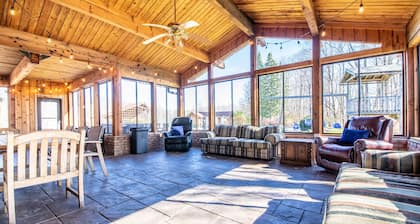 Cheerful Family Manor- Sleeps 25 w/hot tub and private pool in Amish Country