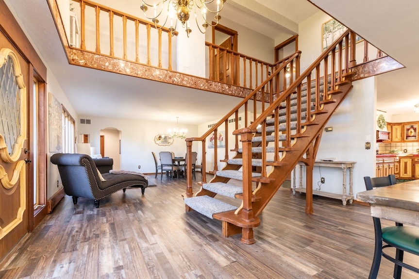 Cheerful Family Manor- Sleeps 25 W/hot Tub And Private Pool In Amish Country - Ohio