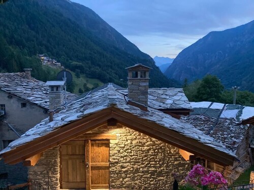 Cozy open-plan studio apartment with a view of the valley