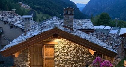 Cozy open-plan studio apartment with a view of the valley