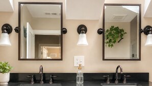 Shower - Oceanview Penthouse, Stylish, Walking to Beach (Half Moon Bay)