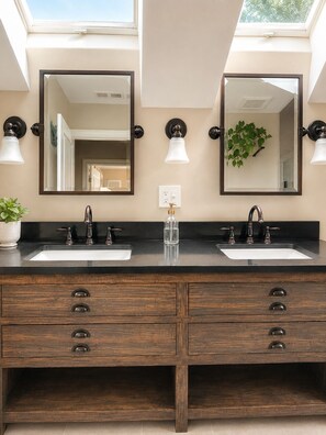 Shower - Oceanview Penthouse, Stylish, Walking to Beach (Half Moon Bay)