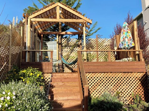 Oceanview Penthouse, Stylish, Walking to Beach