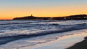 Beach nearby - Oceanview Penthouse, Stylish, Walking to Beach (Half Moon Bay)
