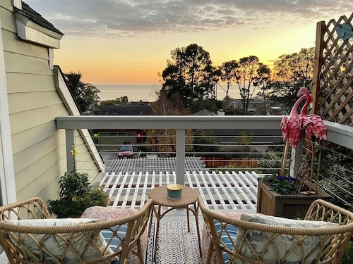 Oceanview Penthouse, Stylish, Walking to Beach