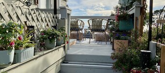 Oceanview Penthouse, Stylish & Walking to Beach