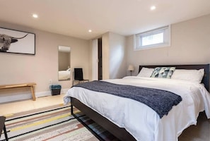 3 bedrooms, desk, iron/ironing board, WiFi - Gorgeous Home 10 min to DC by CozySuites (Alexandria)