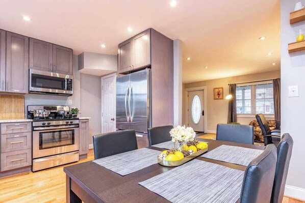 Fridge, microwave, oven, stovetop - Gorgeous Home 10 min to DC by CozySuites (Alexandria)