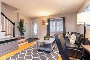 TV, offices - Gorgeous Home 10 min to DC by CozySuites (Alexandria)