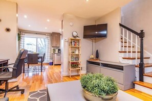 Interior - Gorgeous Home 10 min to DC by CozySuites (Alexandria)