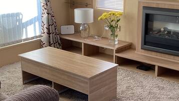 Smart-tv, pejs, dvd-afspiller, bøger