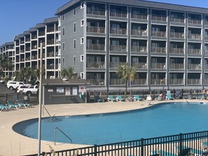 Alberca techada y alberca al aire libre