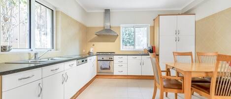 Kylskåp, mikrovågsugn, ugn och spishäll