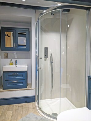 Douche, sèche-cheveux, peignoirs, chaussons
