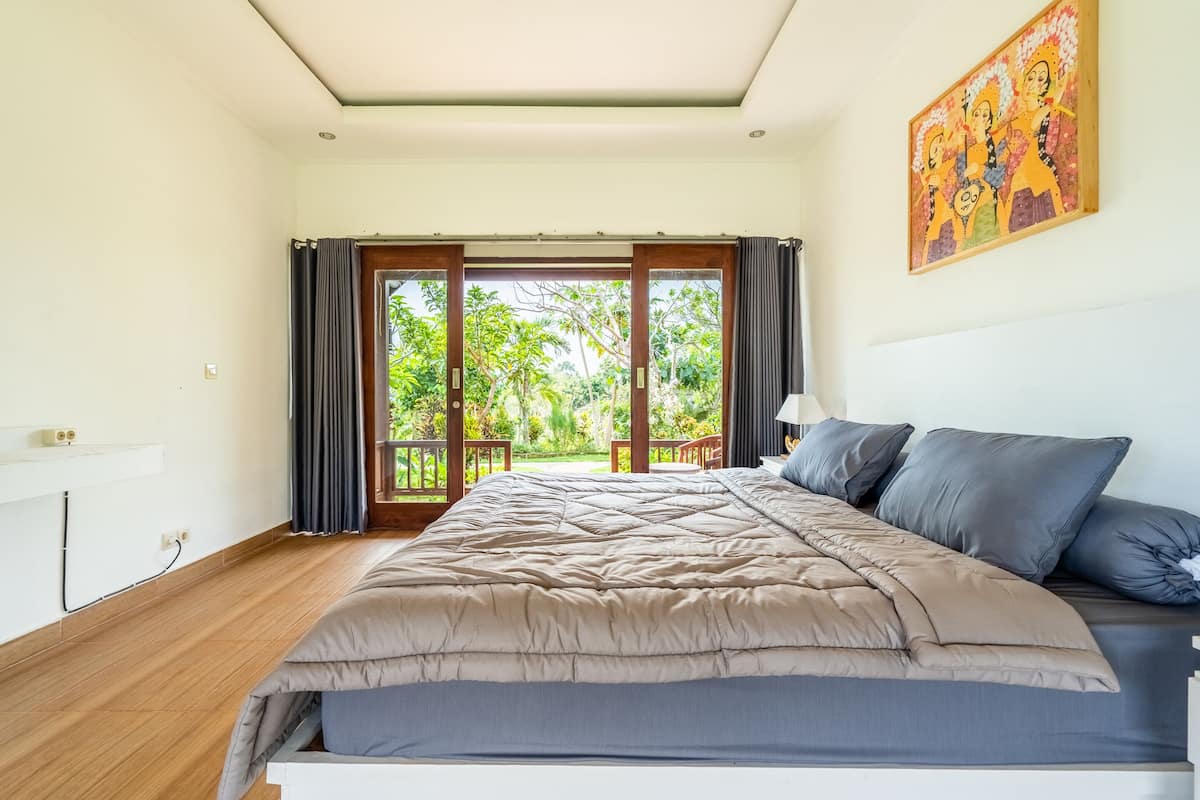 خزنة داخل الغرفة ومساحة عمل للكمبيوتر المحمول وستائر تعتيم ومكواة/لوح كي