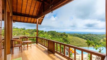 Habitación doble Deluxe, balcón, vista al mar | Caja de seguridad en la habitación y cortinas blackout