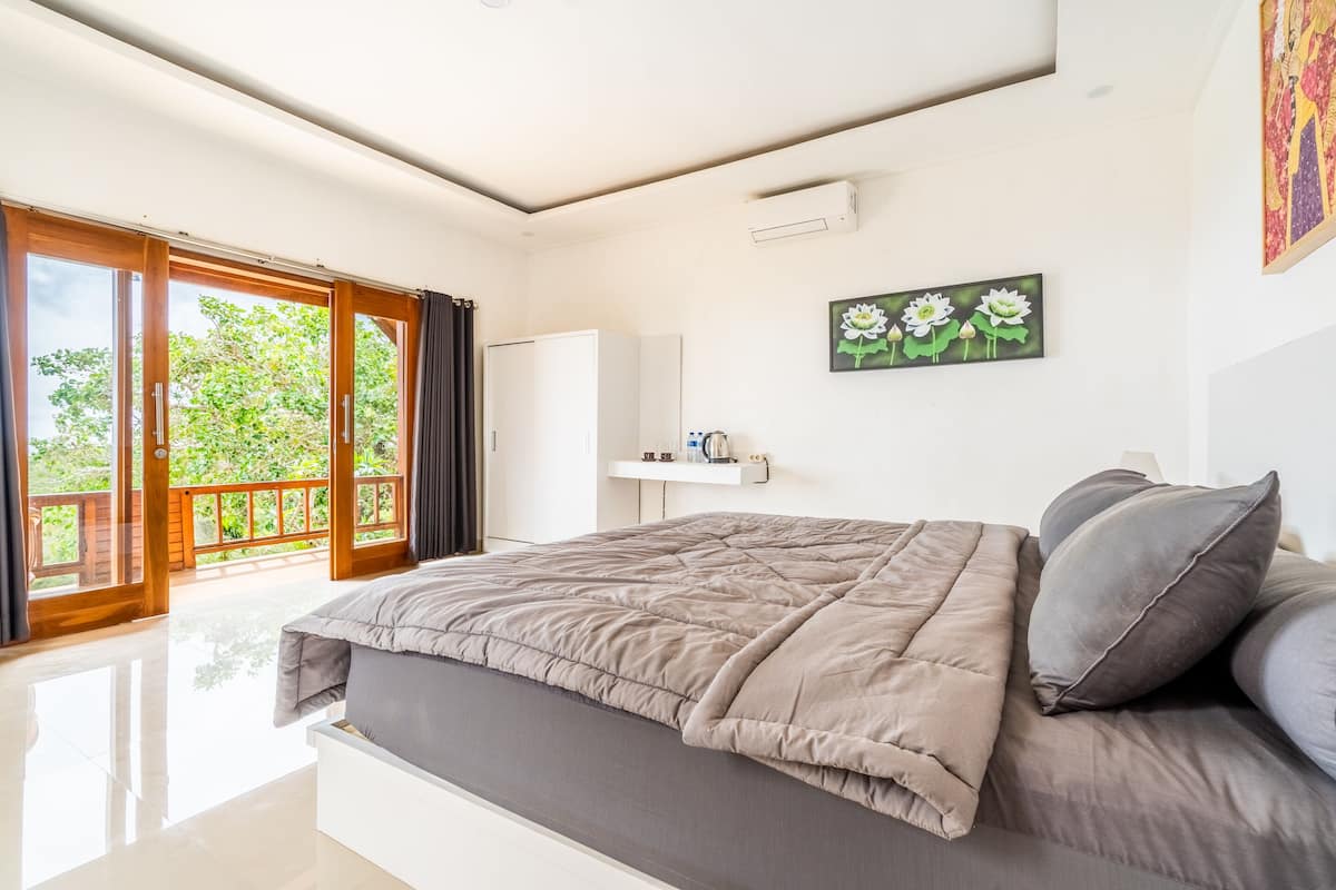 Deluxe Double Room, Balcony, Sea View | In-room safe, blackout drapes, iron/ironing board, free WiFi